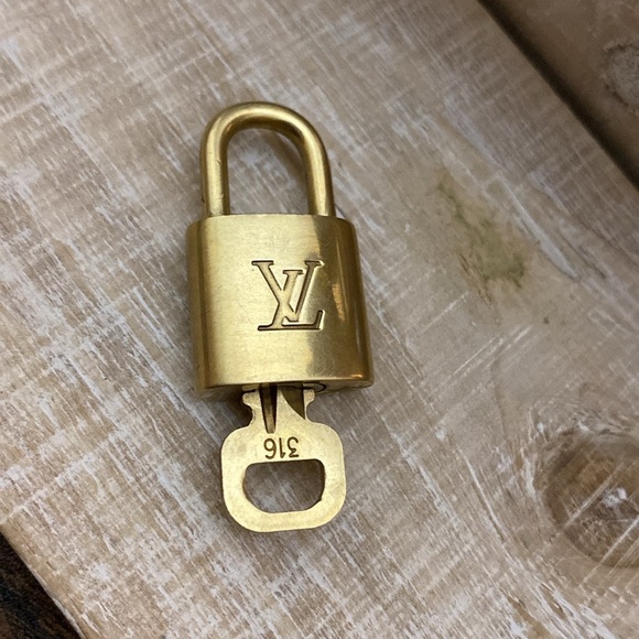 LOUIS VUITTON LOCK & KEY # 316 GUC - Picture 4 of 5